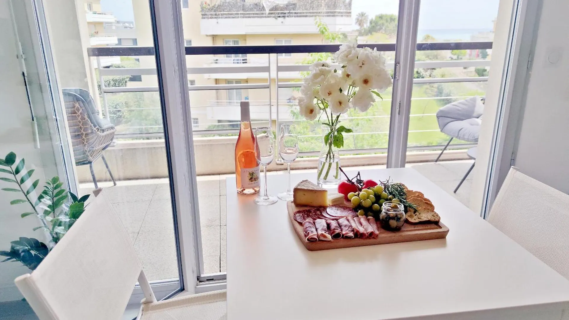 Bright & Calm Sea-View Apartment Antibes